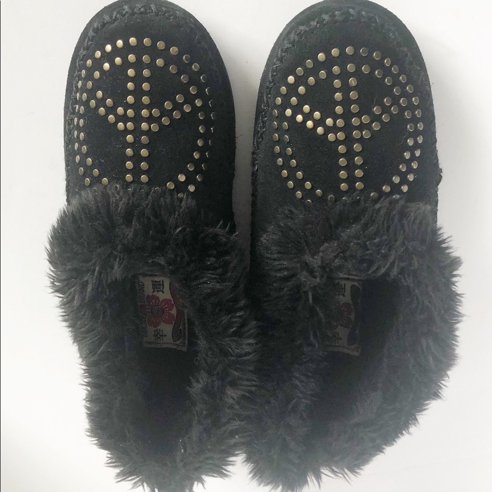 Lucky Brand Peace slippers